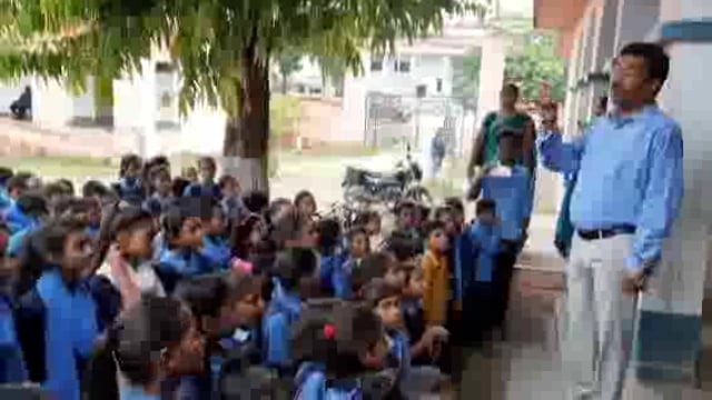 अनुग्रह मध्य विद्यालय के प्रधानाध्यापक ने वज्रपात से बचाव को लेकर बच्चों को किया जागरूक