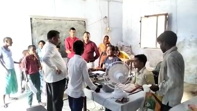 वजीरगंज केंद्रीय विद्यालय पर बेसिक शिक्षा विभाग ने कैंप लगाकर 40 नामांकित छात्र-छात्राओं का आधार कार्ड बनाया