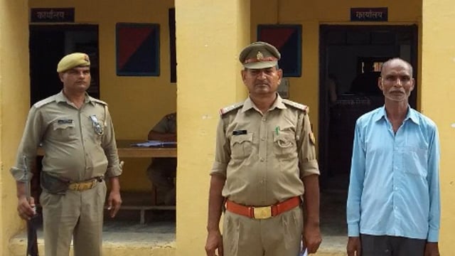 रामसनेहीघाट: पुलिस ने पास्को एक्ट से संबंधित एक वांछित को किया गिरफ्तार