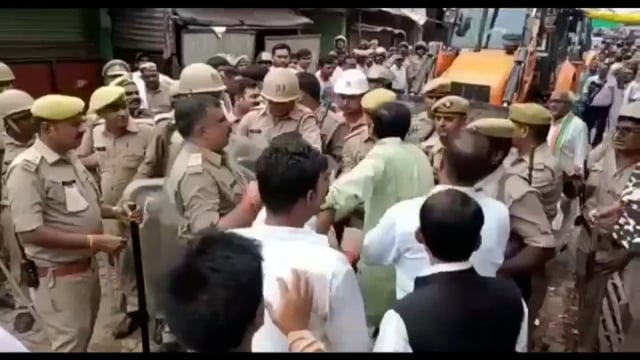 बुल्डोजर लेकर अवैध अतिक्रमण हटवाने पहुँचे अधिकारी व्यापारियों से हुयी नोक झोंक, भारी पी ए सी बल तैनात

