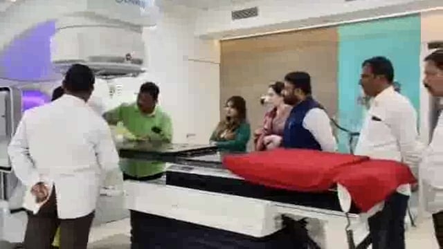 माजी आमदार सुधाकर भालेराव यांनी कोल्हापूर येथील कॅन्सर सेंटरला दिली भेट