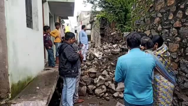 शहरातील प्रभाग 1 व 8 मध्ये पाच लोकांच्या घरांच्या भिंती कोसळल्या,महसूल अधिकाऱ्यांनी केला पंचनामा