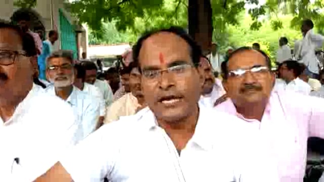 रायबरेली कांग्रेस कार्यकर्ताओं ने सोनिया गांधी से दिल्ली में ईडी की तीसरी बार जारी पूछताछ के विरोध में प्रदर्शन किया।