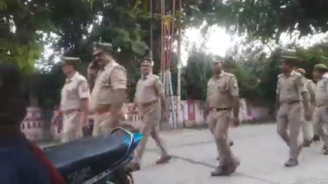 नवाबगंज नगर में पुलिस ने पैदल गस्त कर सुरक्षा व्यवस्था का लिया जायजा