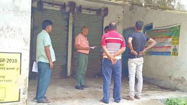 कोठी टोला गांव के अधिप्राप्ति पैक्स केंद्र का जिला अधिकारी वकील प्रसाद सिंह ने किया औचक निरीक्षण