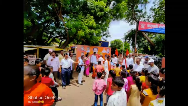शिवसेनाप्रमुख उद्धव ठाकरे यांच्या जन्मदिवसानिमित्त आटपाडी मध्ये शिवसैनिकांच्या वतीने शाळकरी विद्यार्थ्यांना खाऊ वाटप