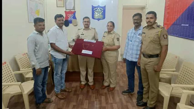 चोरीस गेलेले दागिने फिर्यादीस आटपाडी पोलिसांमार्फत परत देण्यात आले