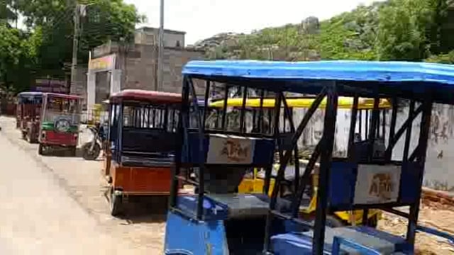 ई-रिक्शा चालकों ने ठेकेदार के गुर्गों पर अभद्रता का आरोप लगा पुलिस से की न्याय की मांग