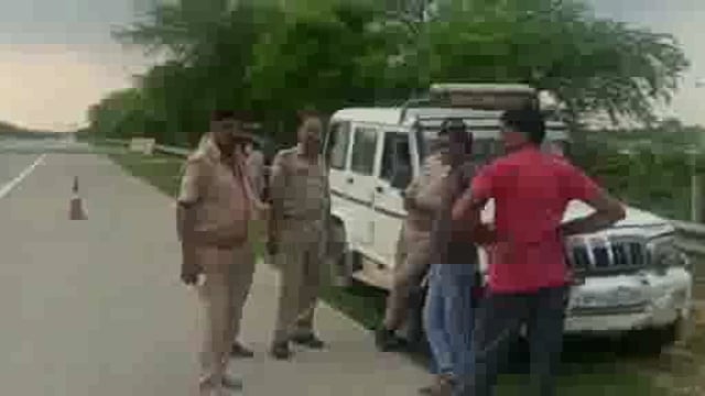 मांट  यमुना एक्सप्रेस वे के माइन स्टोन 104 पर अज्ञात वाहन ने बाइक सवार को रौंदा मौके पर ही मौत