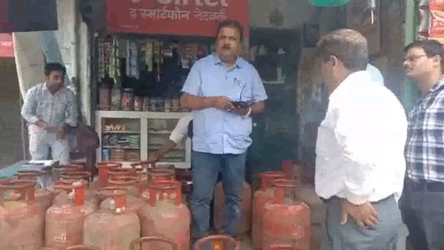 एसडीएम ने अवैध गैस सिलेंडर विक्रेता की दुकान में मारा छापा मचा हड़कंप डलमऊ तहसील क्षेत्र के ग्राम सभा बरारा बुजुर्ग चौरा