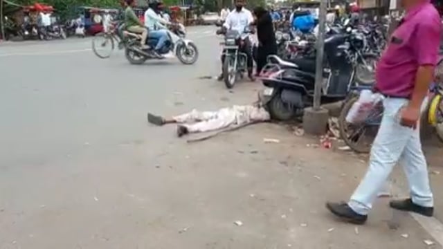 नवाबगंज: अचेत अवस्था में सड़क किनारे घंटों पढ़ा रहा अधेड़ पुलिस बनी मूकदर्शक