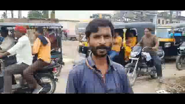 बाइक के साथ नाले में गिरा युवक लोगो ने नगर पालिका और PWD पर लागए आरोप 