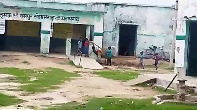 प्रा0 विद्यालय बीजूमऊ बच्चे रेलिंग पकड़ झूल रहे, मास्टर व्यस्त बातो में, 
दिव्यांग सौचालय पूर्ण होने से पूर्व बैठी फर्स
