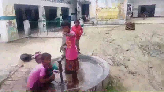 प्राथमिक विद्यालय अशोगी मे बच्चो को पढ़ाने के बजाय मास्टर मोबाईल में व्यस्त
सौचालय मे लगा है ताला बच्चे सौच करते खुले मे