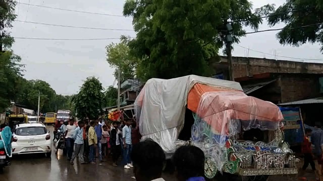 प्रतापगढ़ जिले के बिहार बाजार में व्यापारियों ने 100 वर्ष पुराने शिव मंदिर पर चढ़ाया निशान मांगी दुआएं