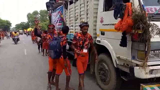 टडियावां जनपद हरदोई के सैकड़ों कावड़िया गौरा ब्यूटीफुल के सॉन्ग पर थिरकते हुए रवाना हुए गोला...