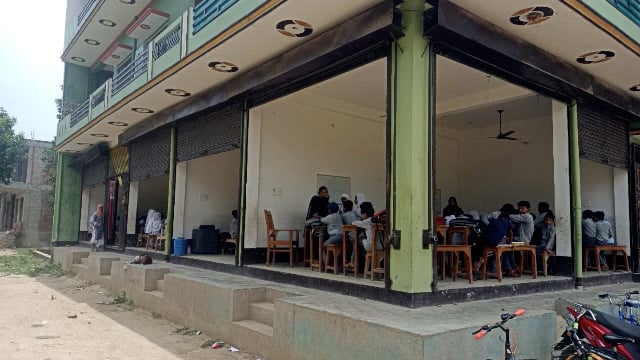 रामसनेहीघाट: शिक्षा के साथ हो रहा खिलवाड़ शटर में चल रहे बिना मान्यता के विद्यालय