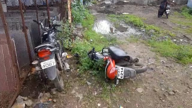 देगलूर रोड कृष्ण मंदिर समोर दोन दुचाकीची समोरासमोर धडक,दोन्ही दुचाकी स्वार गंभीर जखमी