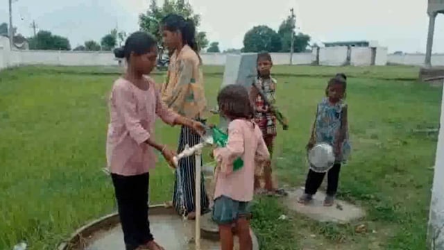 प्राथमिक विद्यालय तरैना में बच्चों का प्लेट धुलते वीडियो हो रहा वायरल खंड शिक्षा अधिकारी का बयान जांच कर होगी कार्रवाही