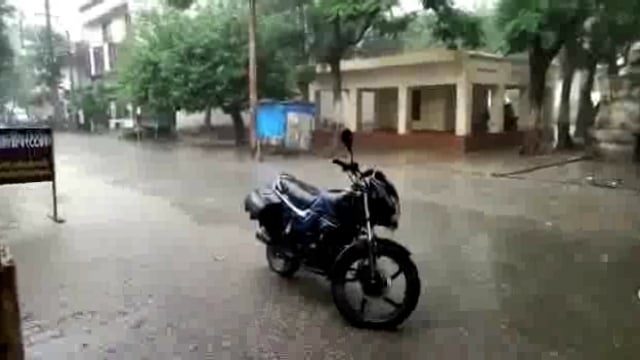 लखीमपुर खीरी (यूपी) मोहम्मदी विधानसभा में सुबह से हो रही हल्की हल्की बारिश से जनजीवन अस्त व्यस्त