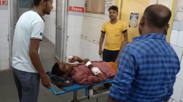 गायघाट के पास अनियंत्रित होकर बाइक आवारा जानवर से टकराई,गंभीर हालत में अस्पताल में इलाज जारी