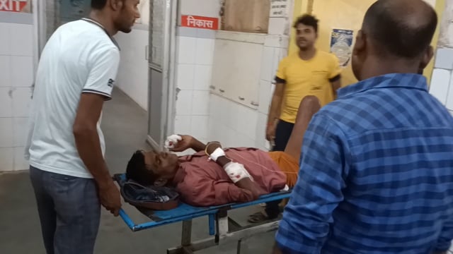 गायघाट के पास अनियंत्रित होकर बाइक आवारा जानवर से टकराई,गंभीर हालत में अस्पताल में इलाज जारी