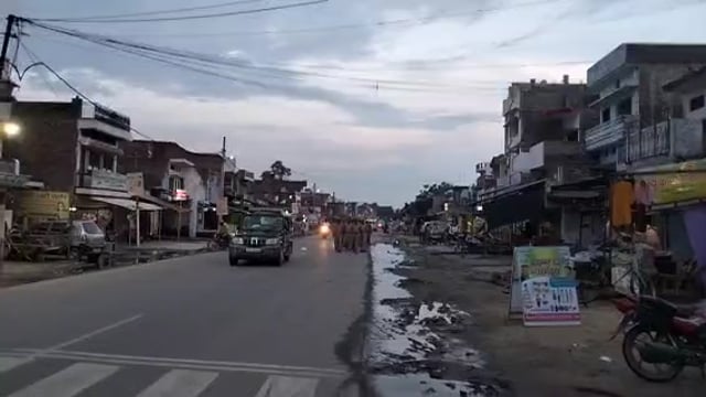 वजीरगंज थाना अध्यक्ष के नेतृत्व में पुलिस ने पैदल गस्त कर कानून व्यवस्था मजबूत करने का दिया संदेश 