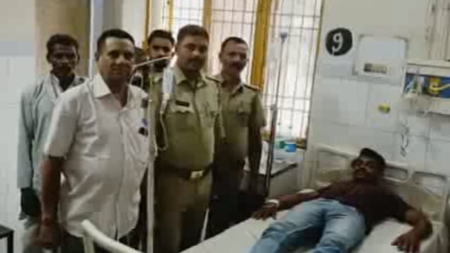 बिछिया बाजार मे किराना व्यवसाई की दुकान मे घुसे जहरीले सांप ने रेस्क्यू कर रहे वनकर्मी को काटा CHC से मेडिकल कॉलेज रेफर