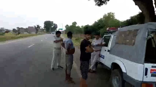 कुर्मा बाजार के समीप पुलिस ने वाहनों का सघन चेकिंग अभियान चलाकर वसूला 3000 जुर्माना