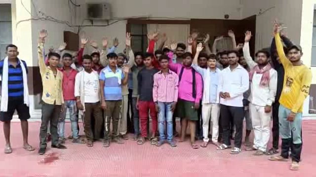 अवैध वसूली से परेशान ई-रिक्शा चालकों ने डीएम से की न्याय की मांग