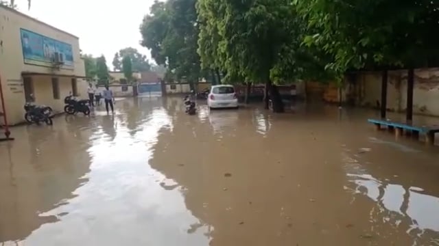 एक बार फिर दिखा शिवपुर वीडियो कार्यालय के बाहर तालाब का नजारा