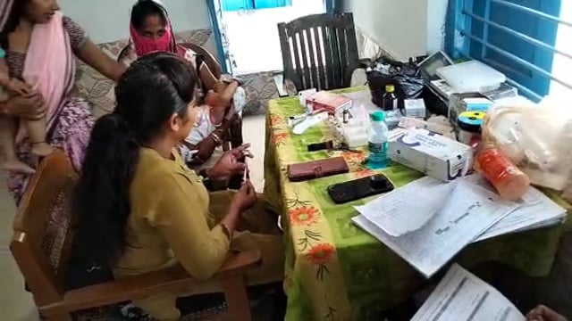 वजीरगंज के उप स्वास्थ्य केंद्र चन्दापुर में स्वास्थ्य विभाग ने कैंप लगाकर 0 से पाँच वर्ष तक के 45 बच्चों को लगाए टीके 