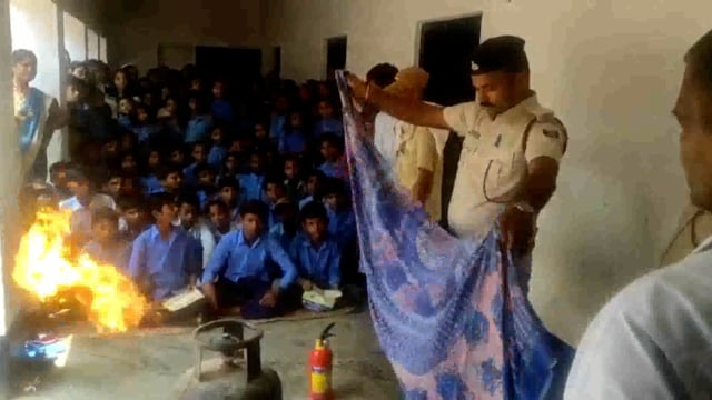 अग्निशमनकर्मी अखिलेश कुमार ने स्कूली बच्चों को आग से बचाव की दी जानकारी किया जागरूक