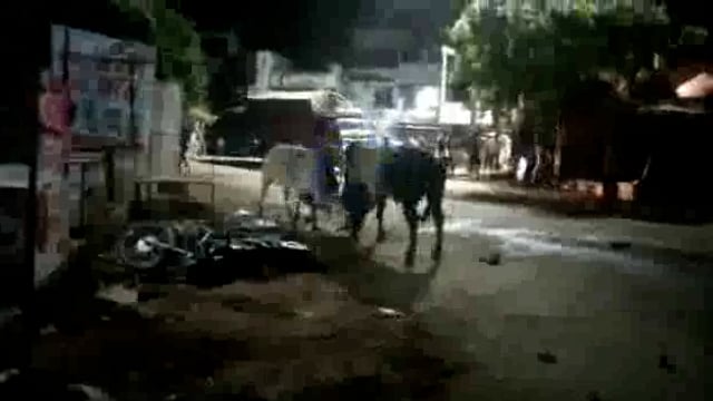 नौझील कस्बा में मार्केट बंद होने के समय आपस में भिड़ गए जिस से दो मोटरसाइकिल एक सब्जी की दुकान क्षत ग्रस्त हो गई