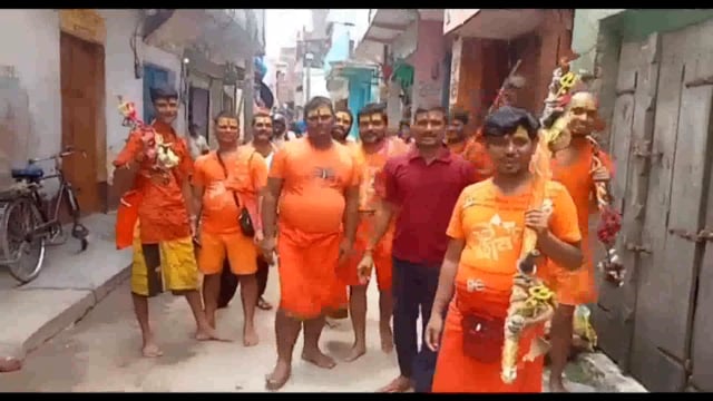 थरथरी प्रखंड के रायपुर कोयलबीघा गांव से आदर्श कांवरियां संघ के बैनर तले कई कांवरियें हुए रवाना