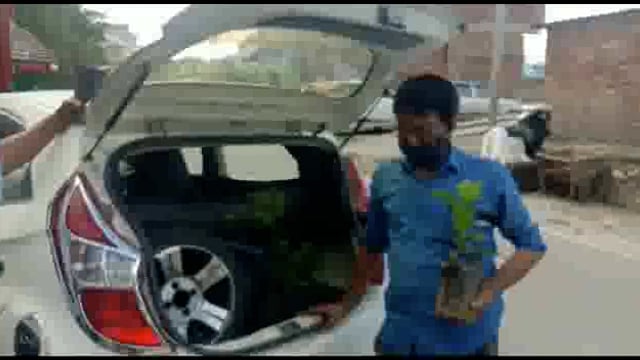 हरेला पर्व पर आज  टिहरी चंबा नगर पालिका में मां दुर्गा प्रचार सेवा समिति के द्वारा नगर वासियों को फलदार वृक्ष बांटे गए 