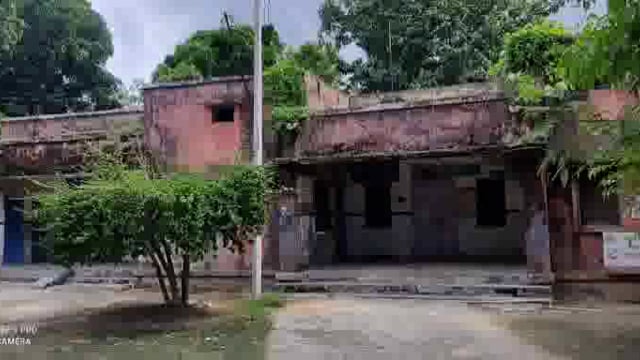 PHCभनवापुर का भवन जर्जर बरसात होने पर टपकता है पानी कर्मचारियों को सुरक्षित हिस्से में काम करने के निर्देश अधीक्षक 