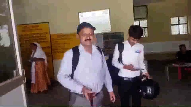 सरकारी अस्पताल का चक्कर लगाते MR(दवा) डाक्टर से करते डील, कमीसन के लिए डाक्टर लिखते बाजार की दवा 
