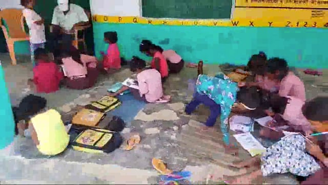 प्रा0 विद्यालय कम्भीट आये हुए बच्चो से ढाई गुना ज्यादा MDM रजिस्टर में हो रहा दर्ज
सौचालय टूटा,बच्चे खुले में करते सौच