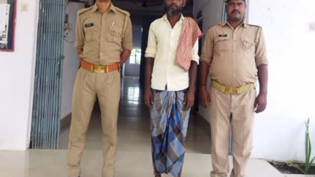 गंगापुर व चितलहवा में मुर्तिहा कोतवाली पुलिस ने दी दबिश दो वारंटियों को किया गिरफ्तार