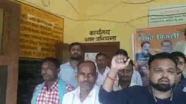 वेतन व पीएफ मिलने से नाराज विद्युत विभाग के संविदा कर्मियों ने प्रदर्शन कर कार्य का किया बहिष्कार