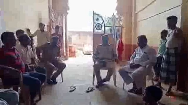 चुनार मिर्ज़ापुर: मोहर्रम पर्व को लेकर ताजिया दार के साथ चौकी इंचार्ज ने किया बैठक