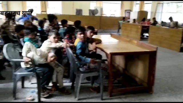 बच्चों ने मिड-डे-मील न देने पर कोटेदार के विरुद्ध नानपारा तहसील पर किया धरना प्रदर्शन 6 महीने से बच्चों को नहीं दिया जा 