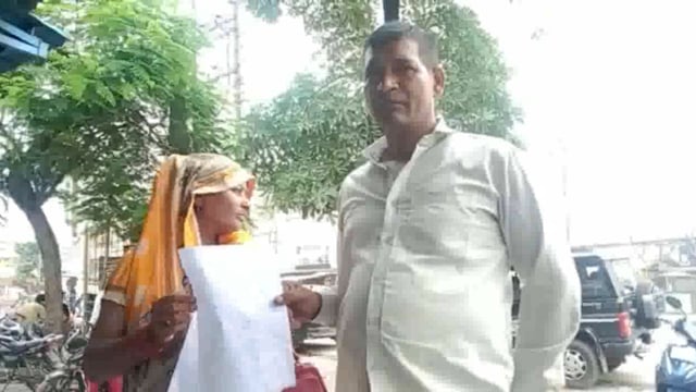 थाना खतौली में पहुंचकर एक महिला ने उसके साथ ₹155000 की की गई ठगी के संबंध में दी तहरीर।