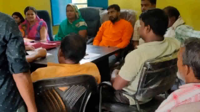 मघेली के पंचायत भवन में प्रभारी सरपंच रेखा भारती की अध्यक्षता में ग्राम कचहरी के तहत जनता दरबार का आयोजन किया गया