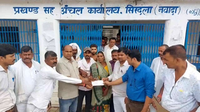 सिरदला अंचलाधिकारी ने बज्रपात से मृतक के परिजनों को सौंपा चार लाख रूपये का चेक