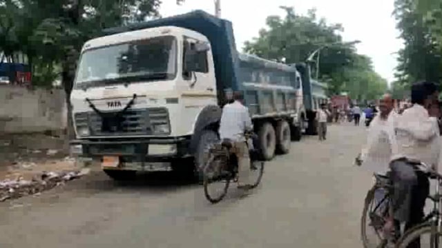 खैरात पुर गांव में अवैध खनन करते हुए जिला खनन अधिकारी व स्थानीय पुलिस ने की छापेमारी,2 डम्फर किये सीज,मचा हड़कम्प