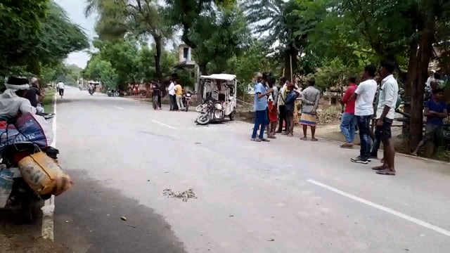 इंडियन गैस से भरे ट्रक ने आटो में मारी टक्कर  डलमऊ कोतवाली क्षेत्र के कुटिया चौराहा तिराहे के पास जगतपुर 