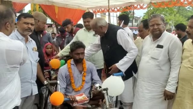 सांसद जगदमविका पाल ने किया विकलांगो में ट्राई साइकिल का वितरण