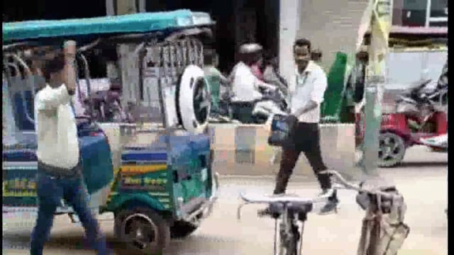 मेडिकल कॉलेज के इमरजेंसी वार्ड से स्ट्रेचर पर मरीज को चिकित्सको कि मिलीभगत से नर्सिंग होम में भेजने का वीडियो वायरल